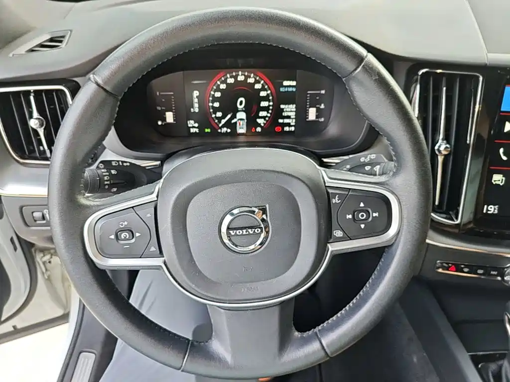 Volvo XC60 — фото 7