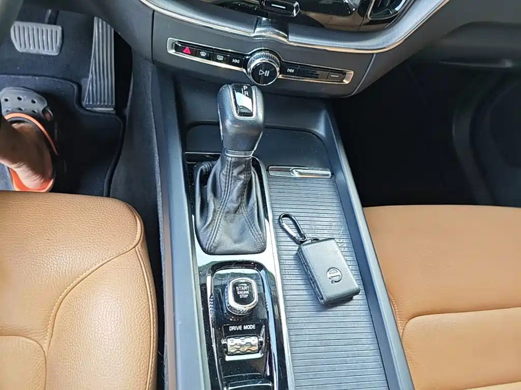 Volvo XC60 — фото 10