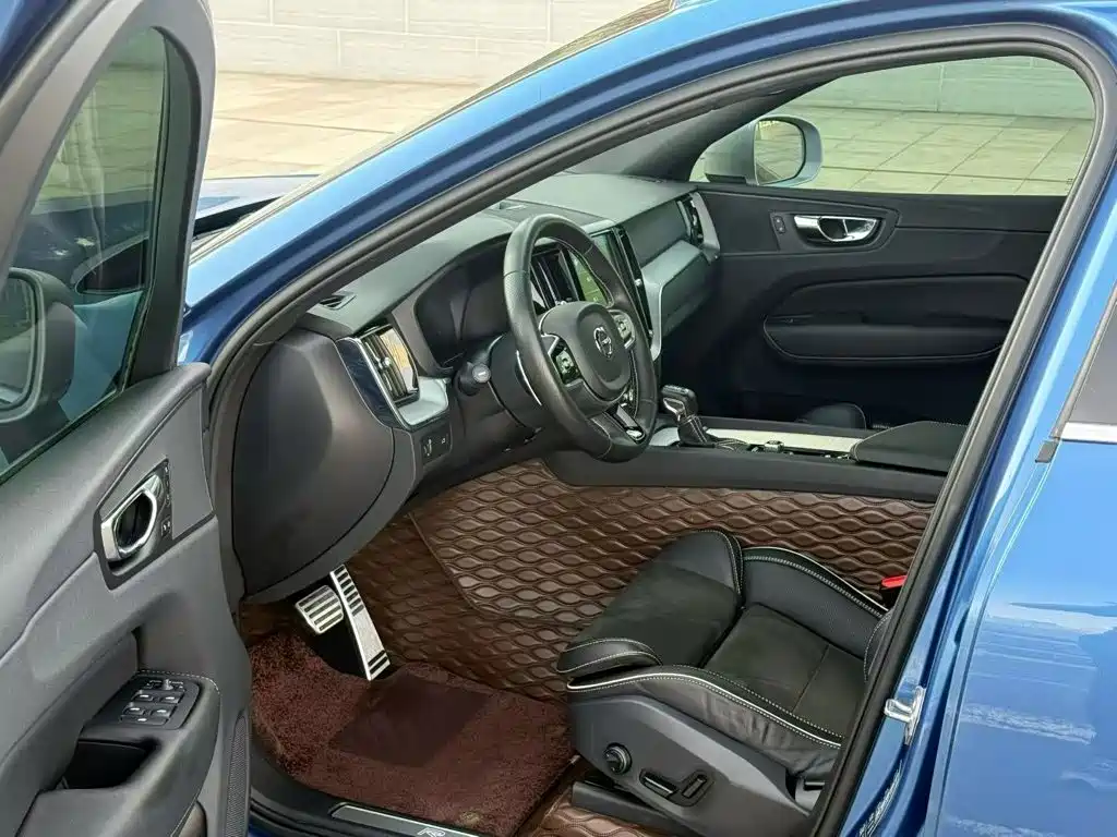 Volvo XC60 — фото 15