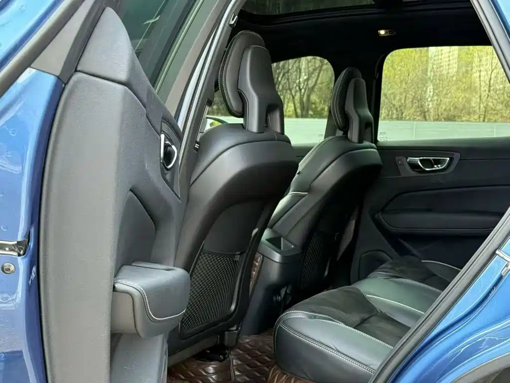 Volvo XC60 — фото 17