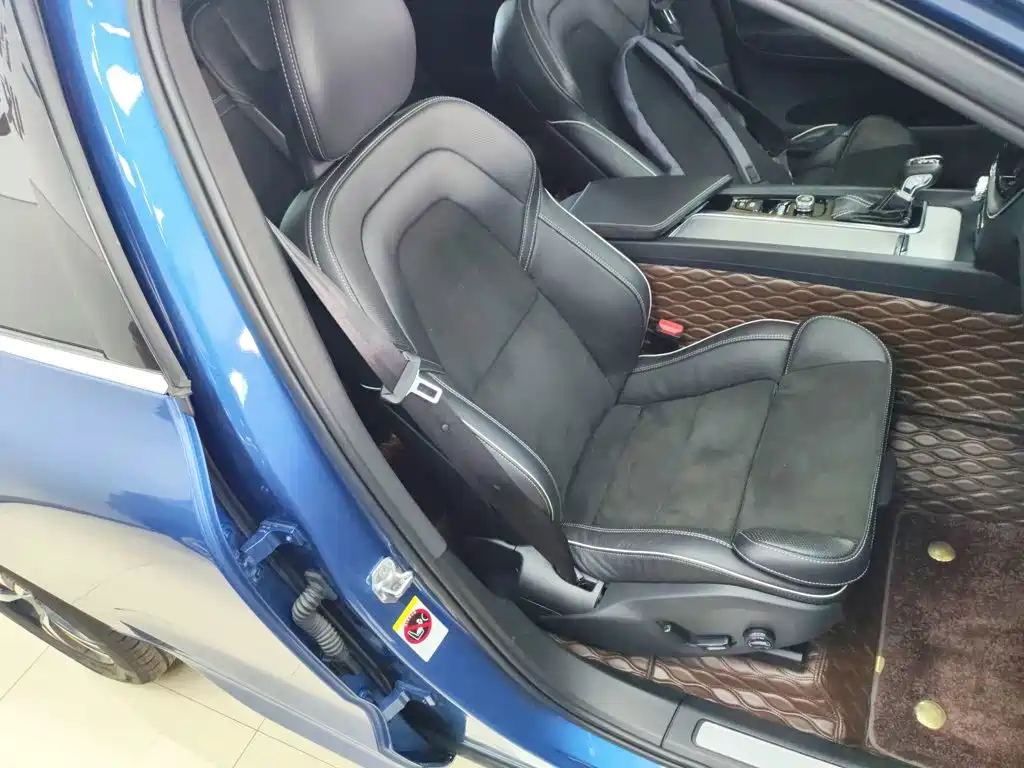 Volvo XC60 — фото 19