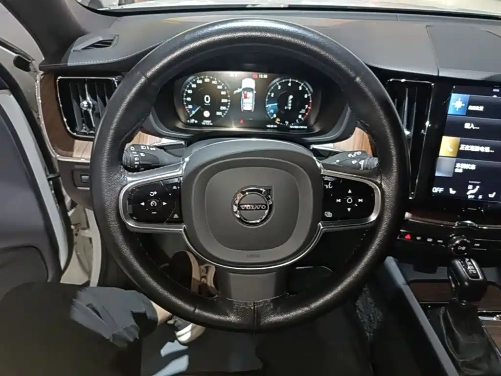 Volvo XC60 — фото 11