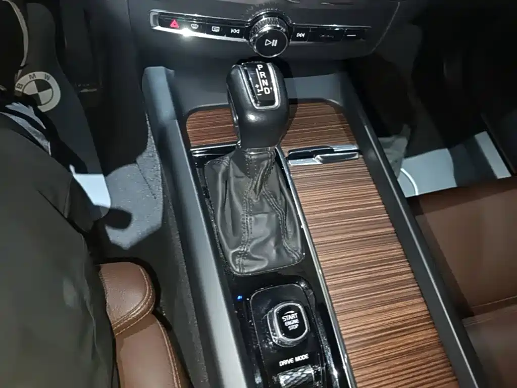 Volvo XC60 — фото 14