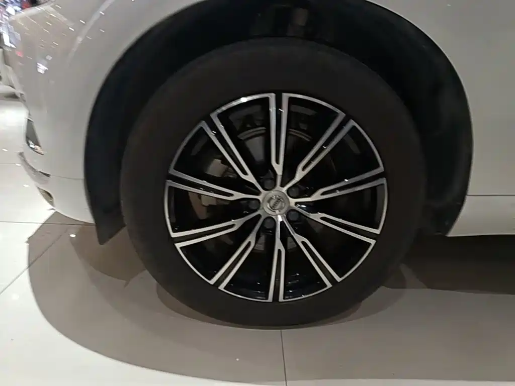 Volvo XC60 — фото 23