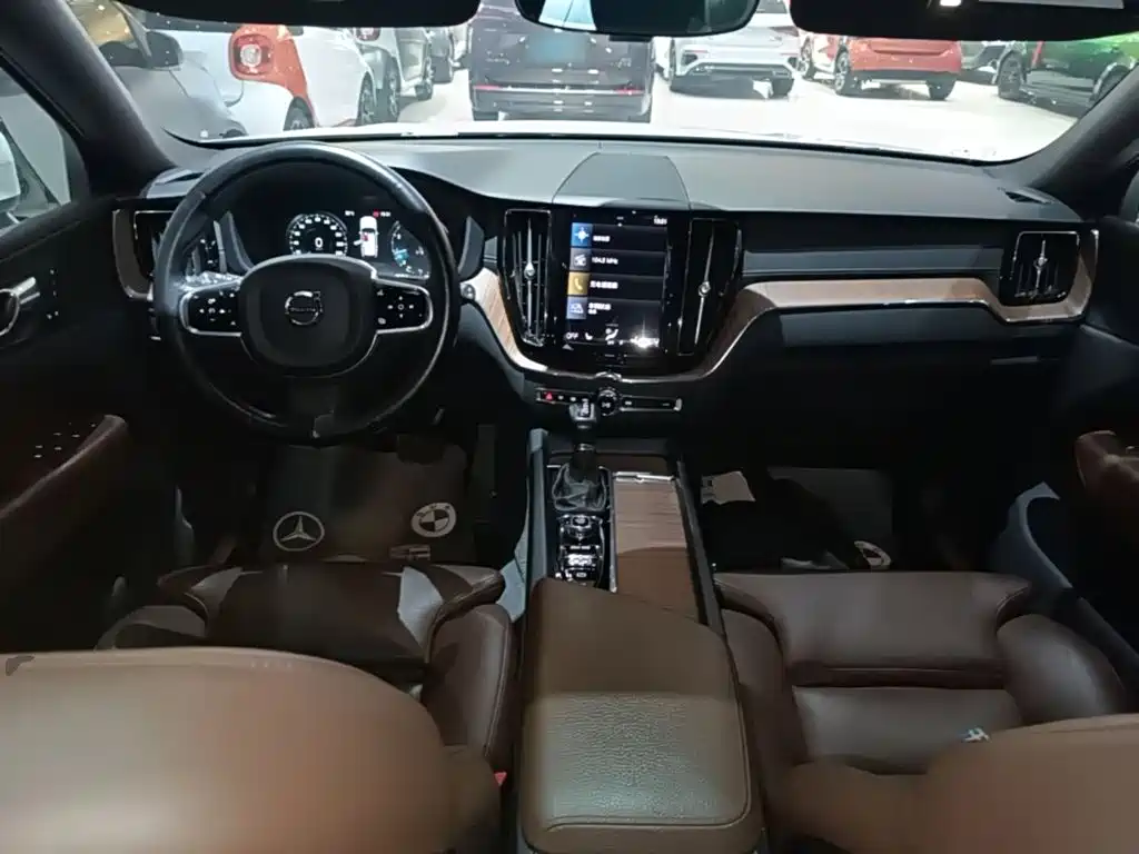 Volvo XC60 — фото 10