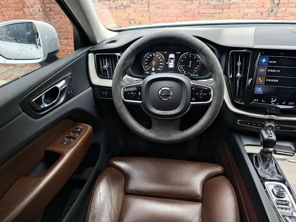 Volvo XC60 — фото 17