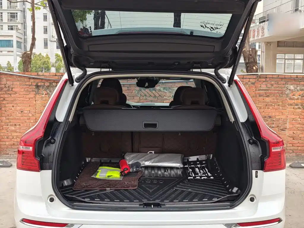Volvo XC60 — фото 10