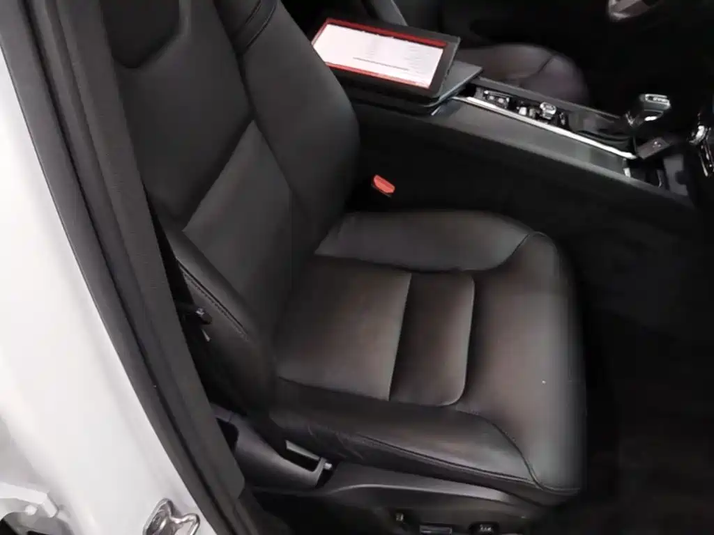 Volvo XC60 — фото 19