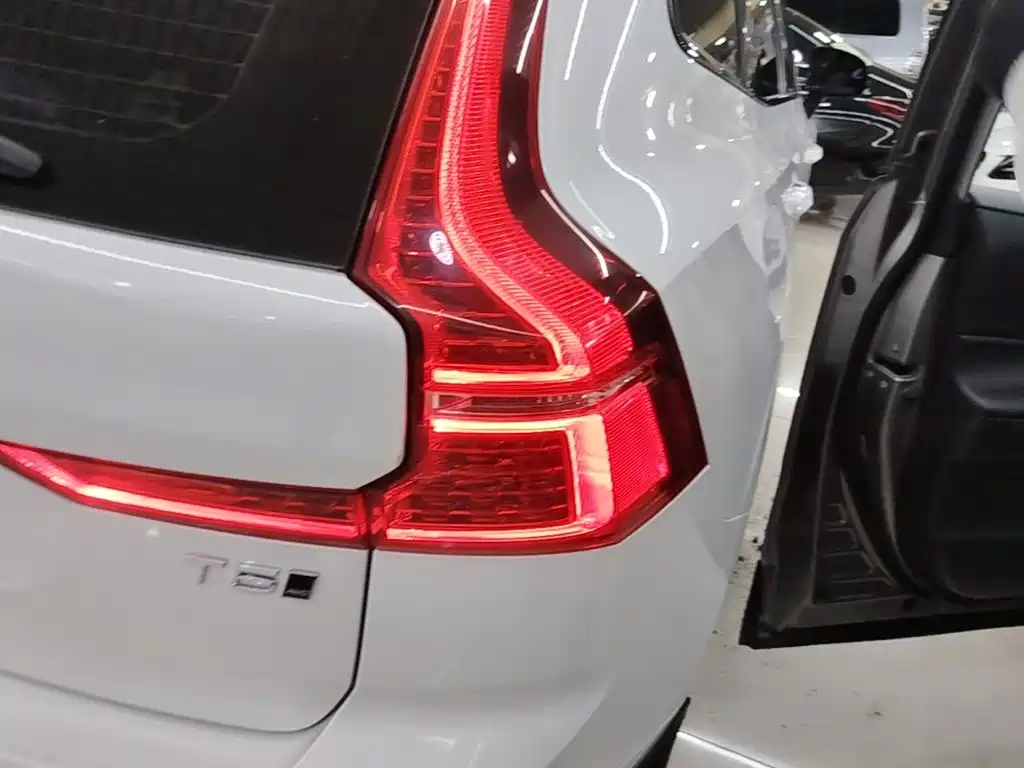 Volvo XC60 — фото 24