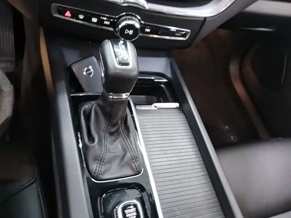 Volvo XC60 — фото 10