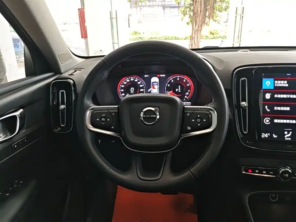 Volvo XC40 — фото 11