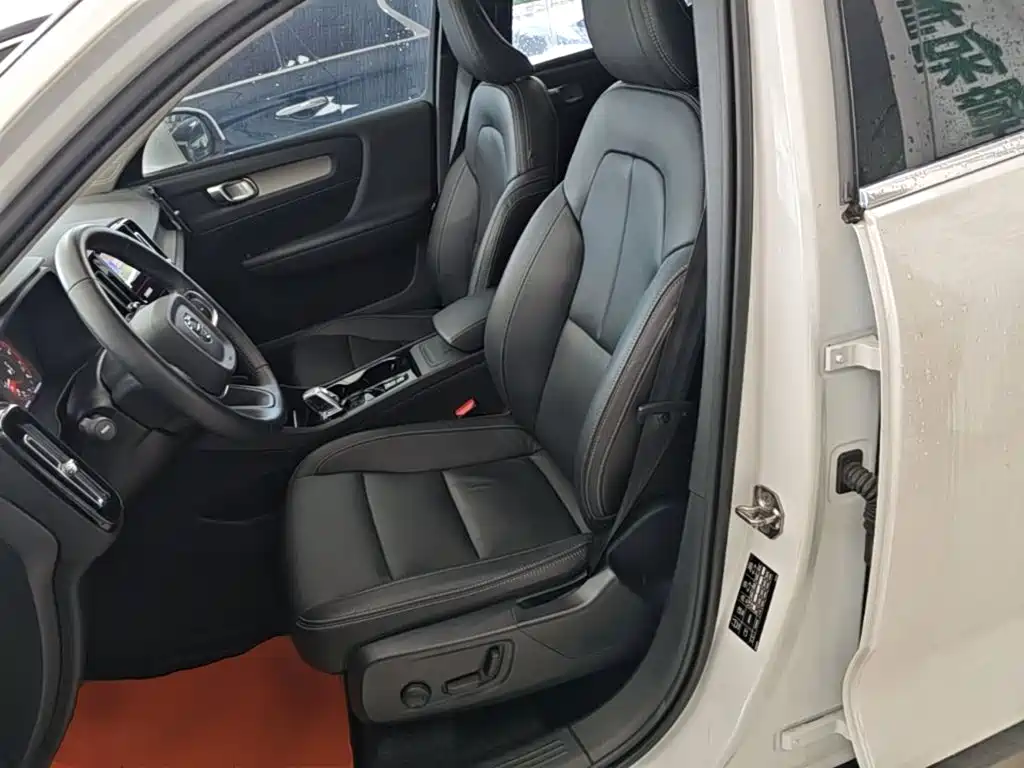 Volvo XC40 — фото 15