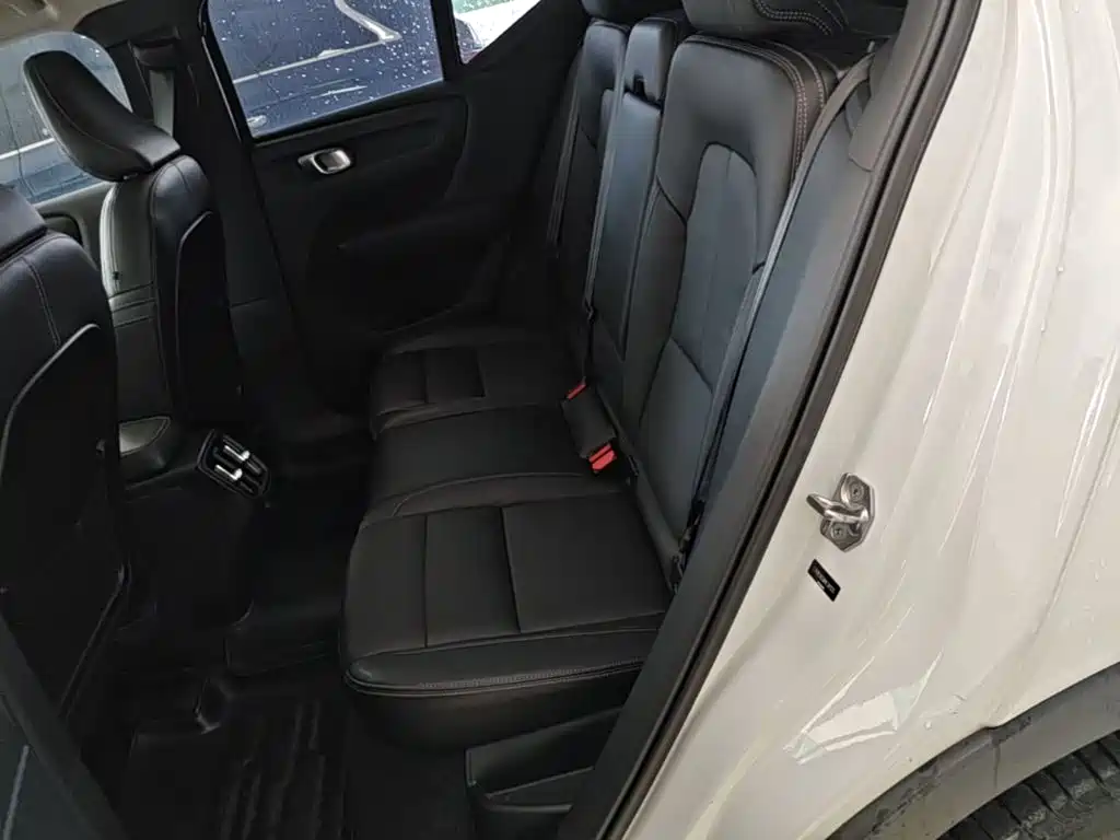 Volvo XC40 — фото 17