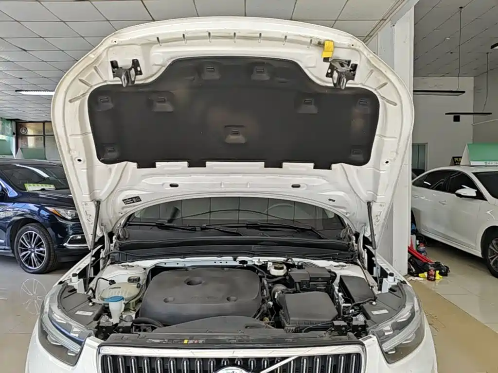 Volvo XC40 — фото 20