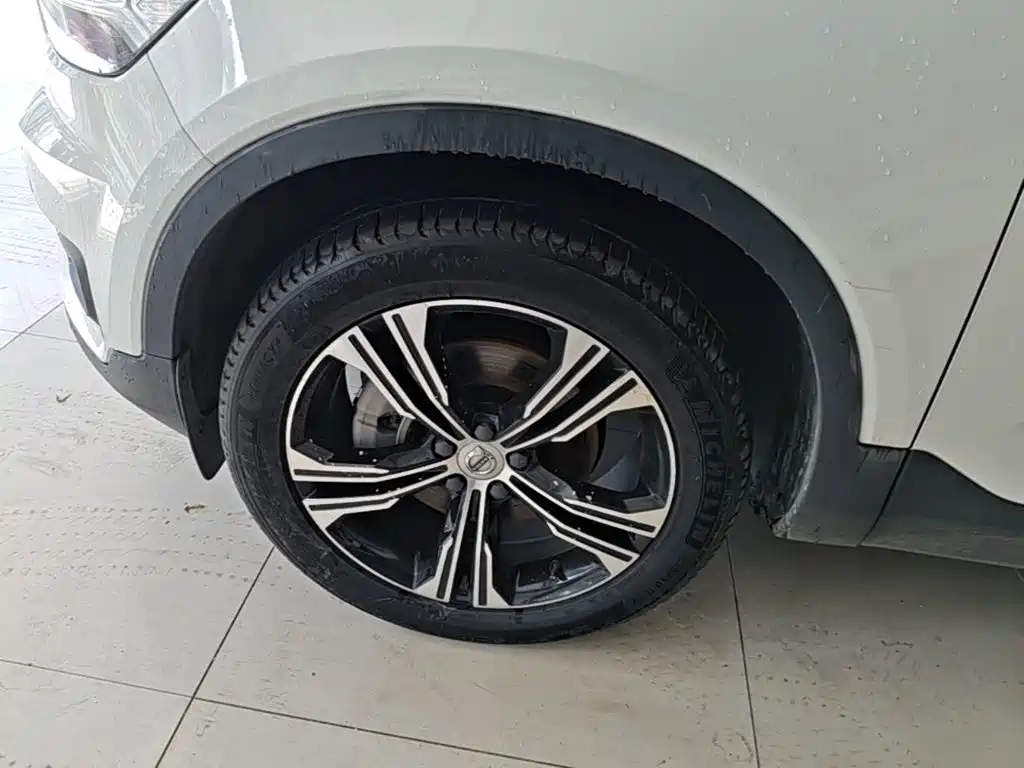 Volvo XC40 — фото 23