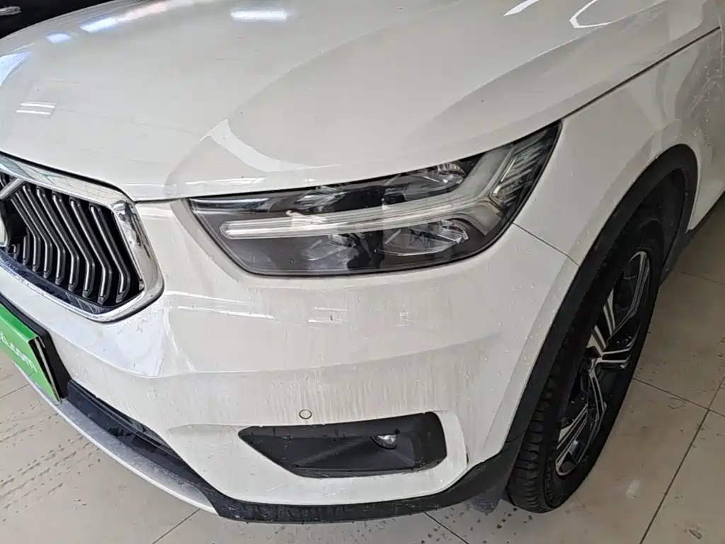 Volvo XC40 — фото 24