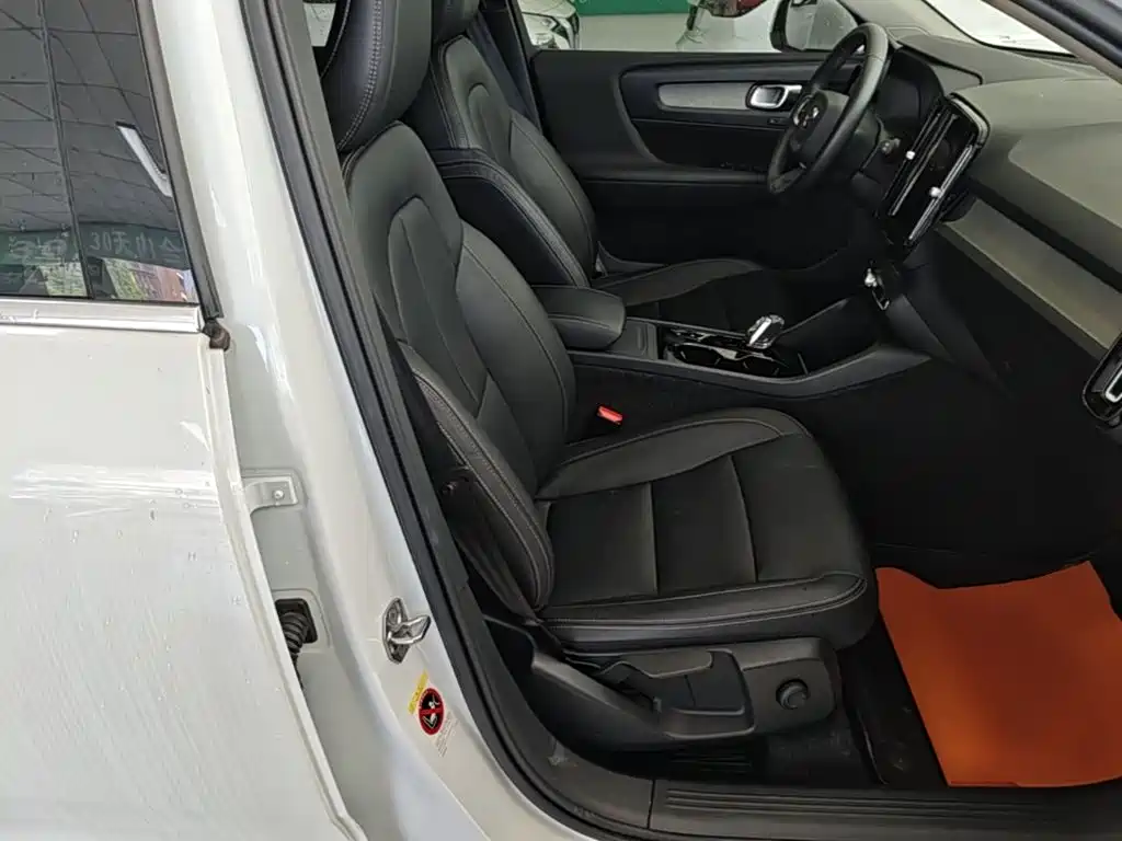 Volvo XC40 — фото 25