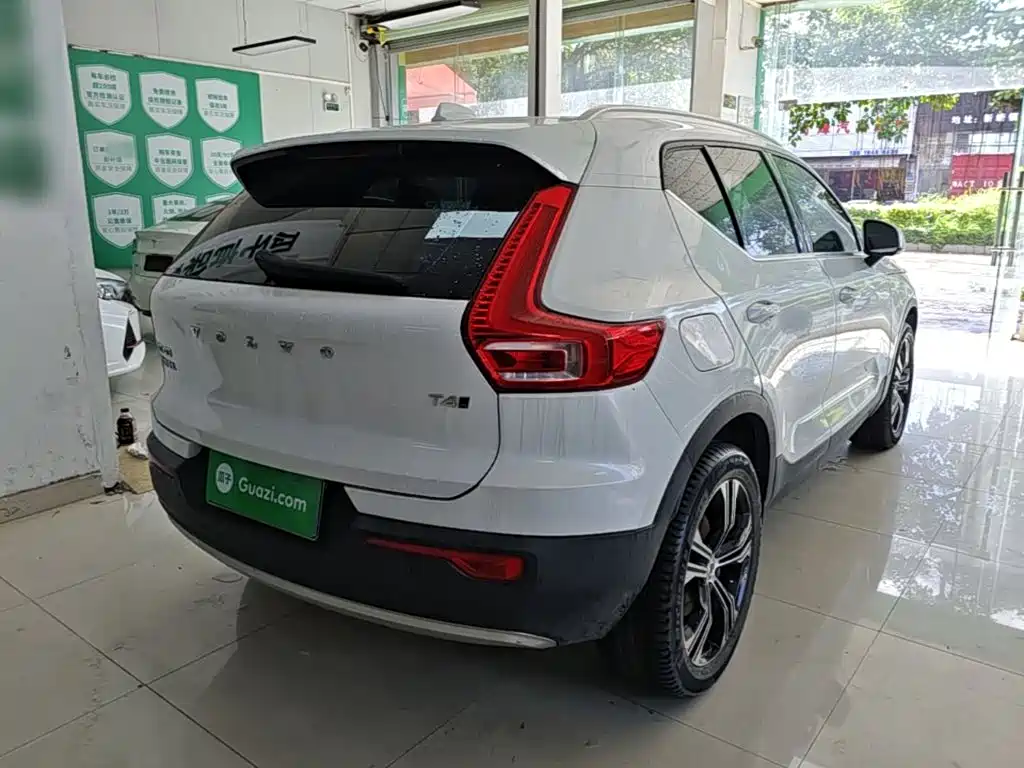 Volvo XC40 — фото 7
