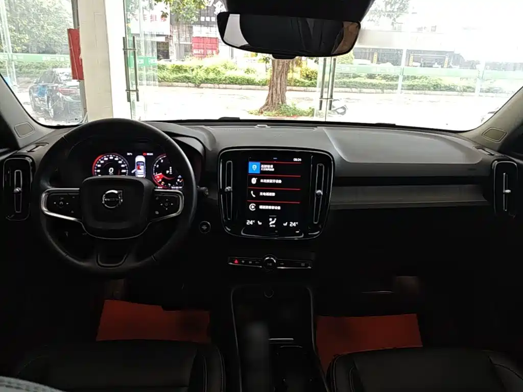 Volvo XC40 — фото 10