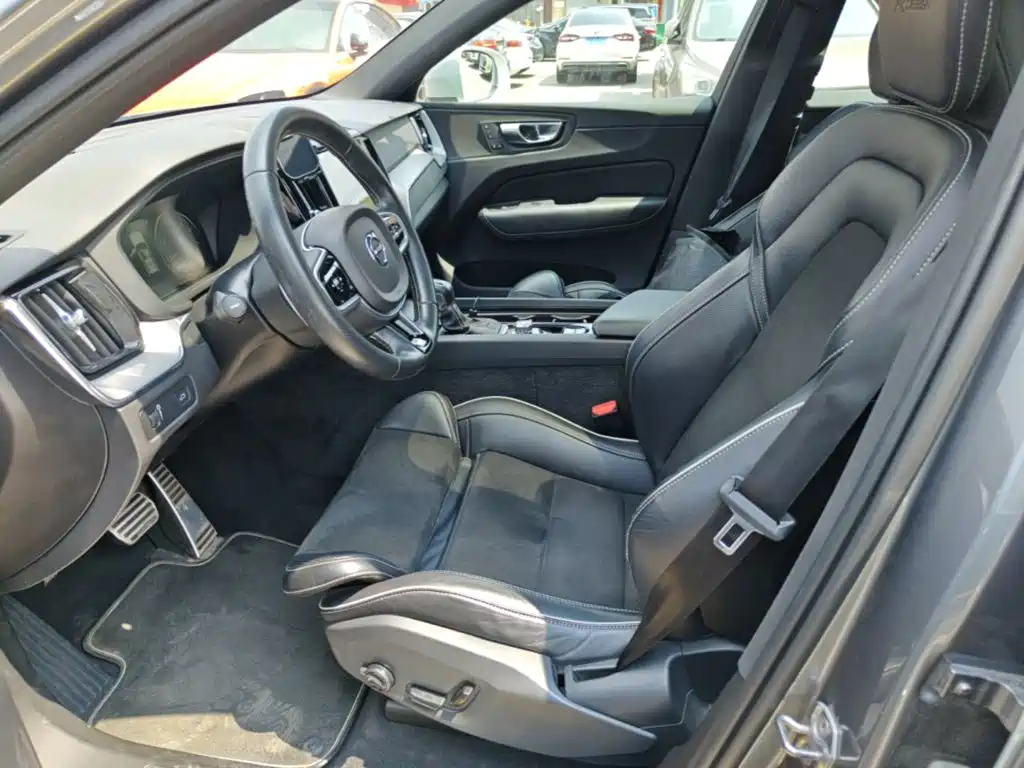 Volvo XC60 — фото 14