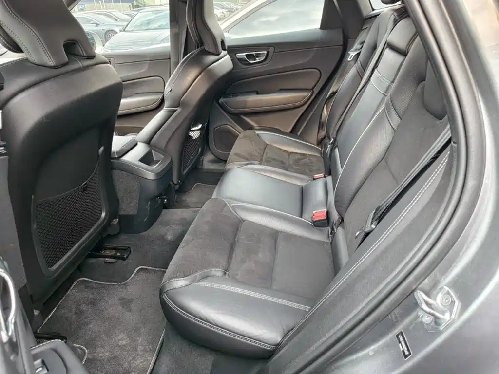 Volvo XC60 — фото 23