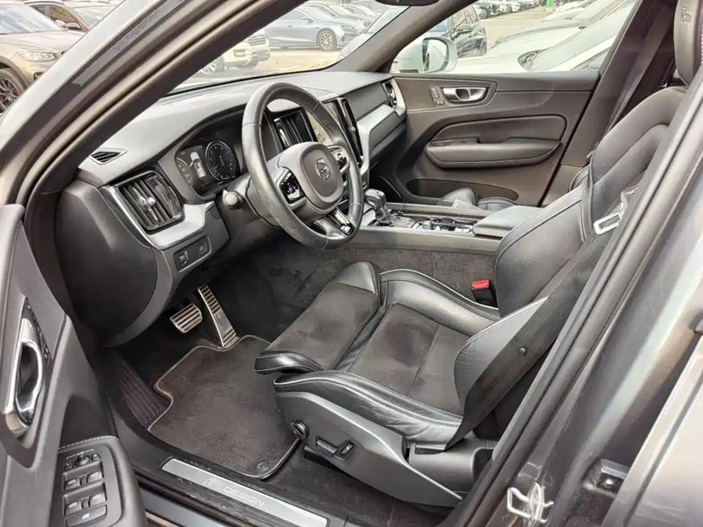 Volvo XC60 — фото 24