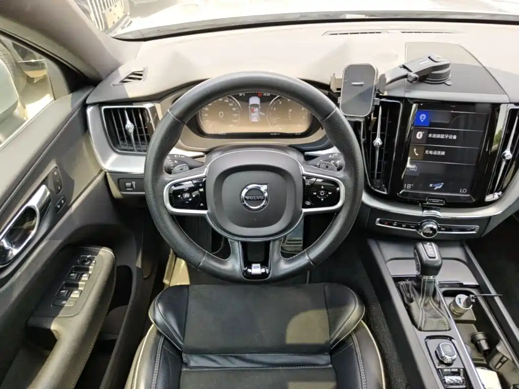 Volvo XC60 — фото 7