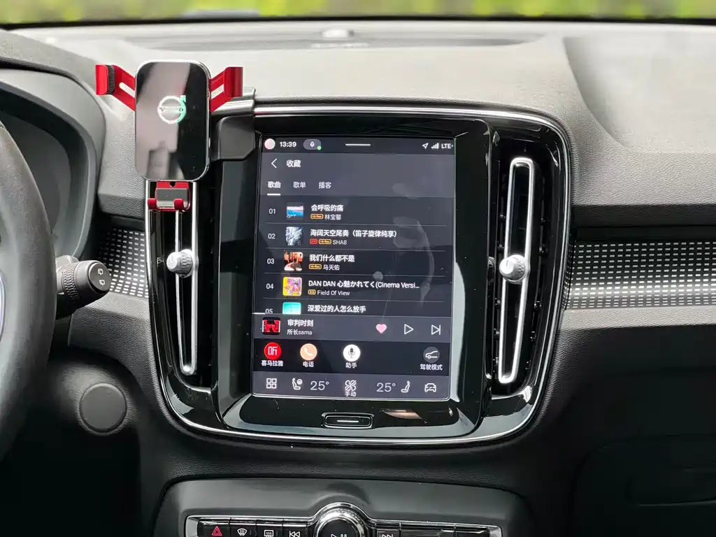 Volvo XC40 NEV — фото 18