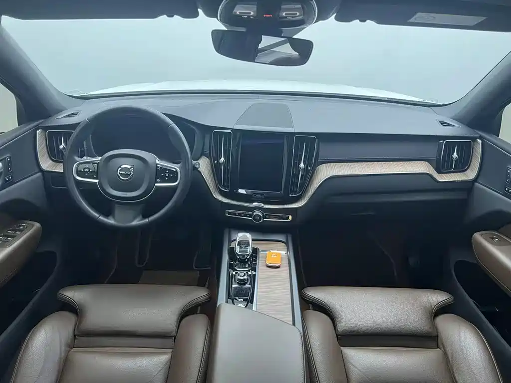 Volvo XC60 — фото 11