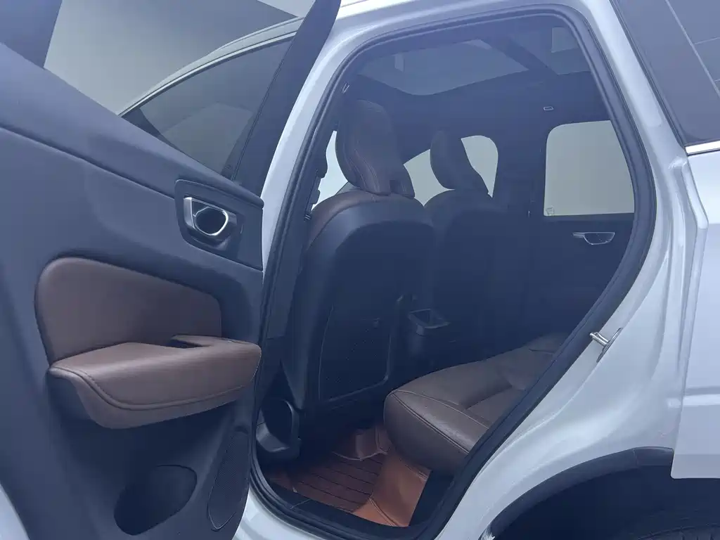 Volvo XC60 — фото 13