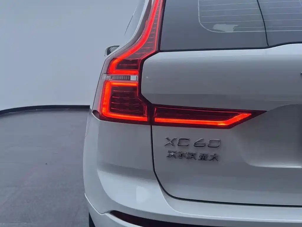 Volvo XC60 — фото 23