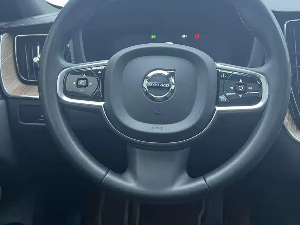 Volvo XC60 — фото 10