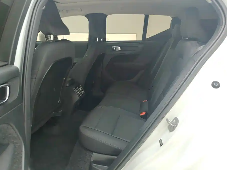 Volvo XC40 — фото 11