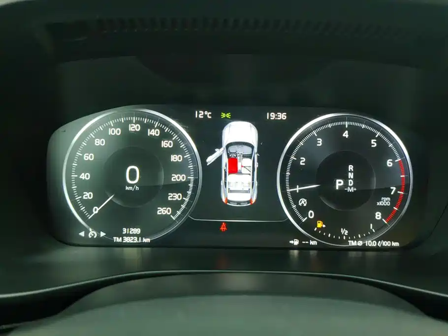 Volvo XC40 — фото 14