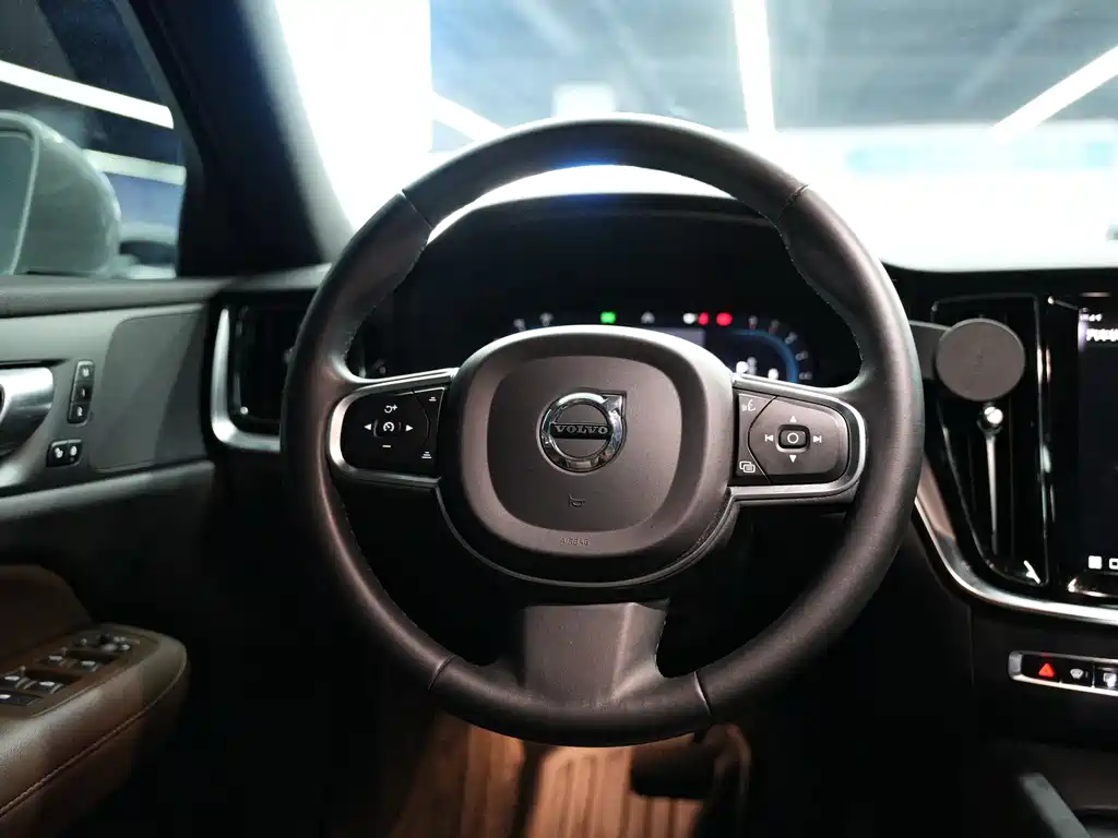 Volvo S60 — фото 15