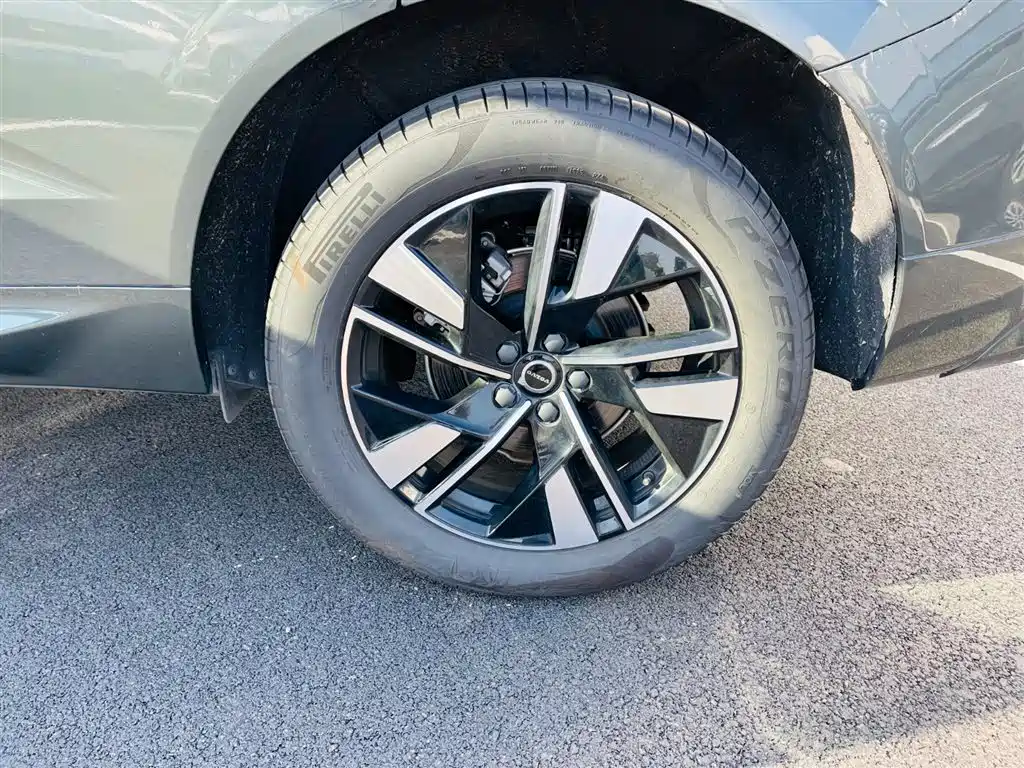 Volvo XC60 — фото 11