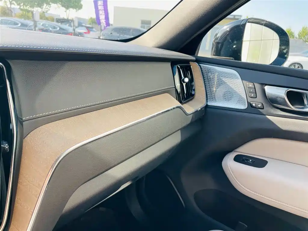 Volvo XC60 — фото 14
