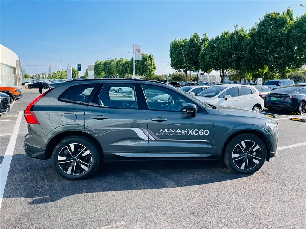 Volvo XC60 — фото 7