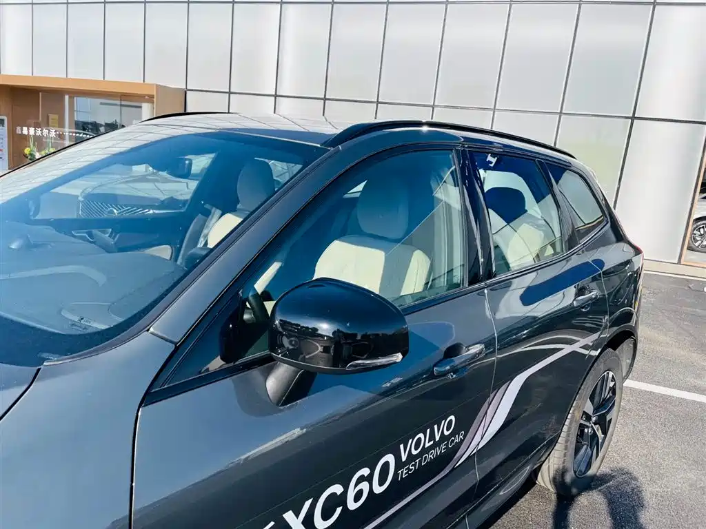 Volvo XC60 — фото 10