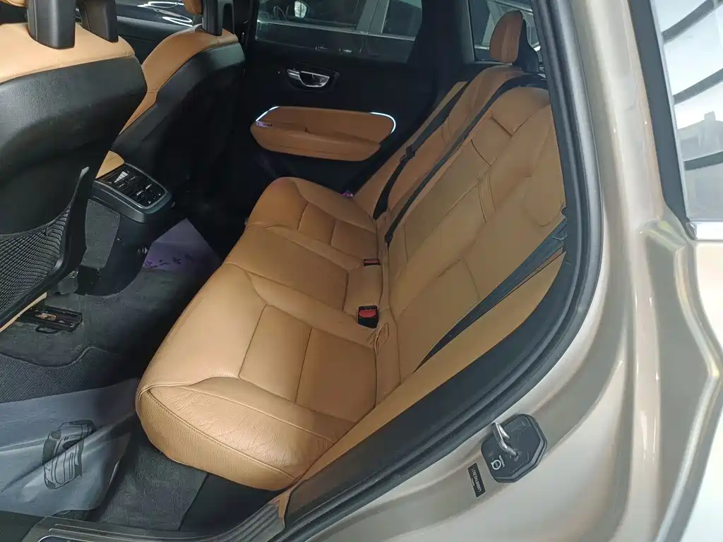 Volvo XC60 — фото 14