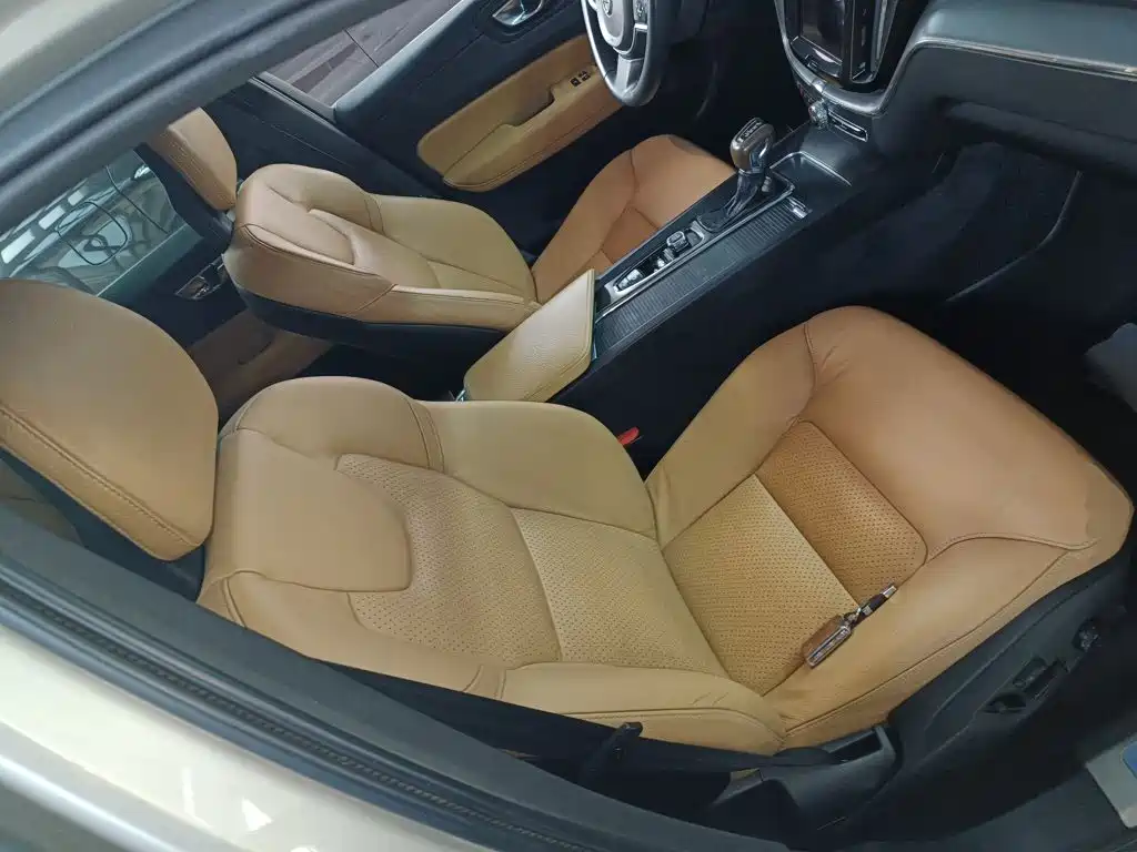 Volvo XC60 — фото 21