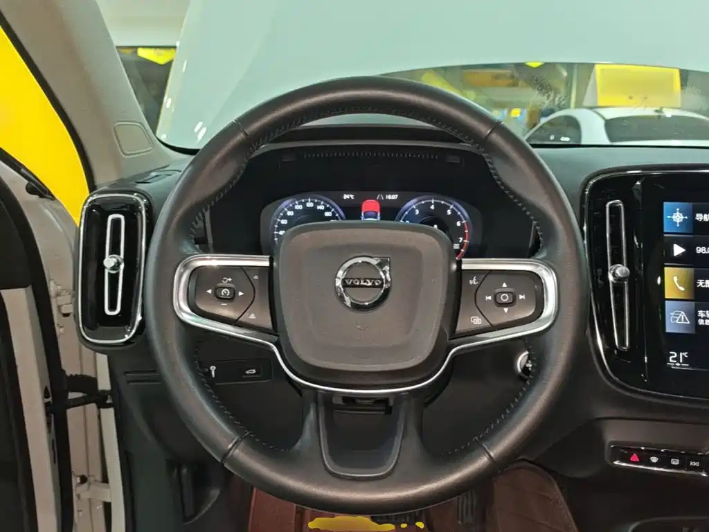 Volvo XC40 — фото 11