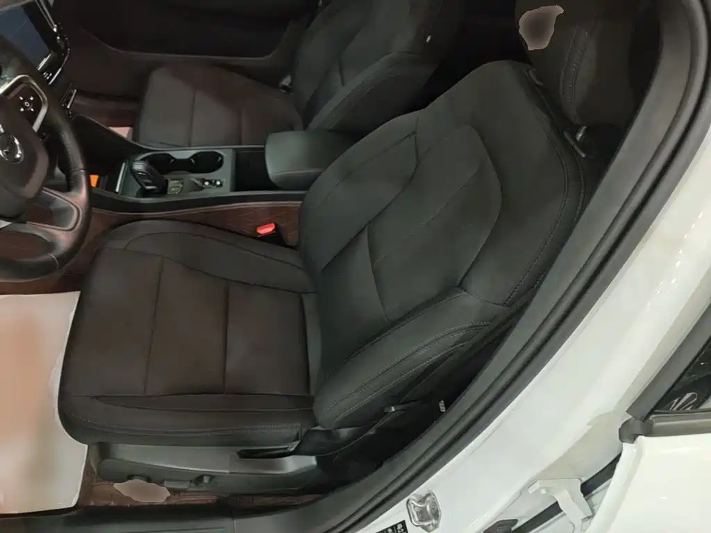 Volvo XC40 — фото 15
