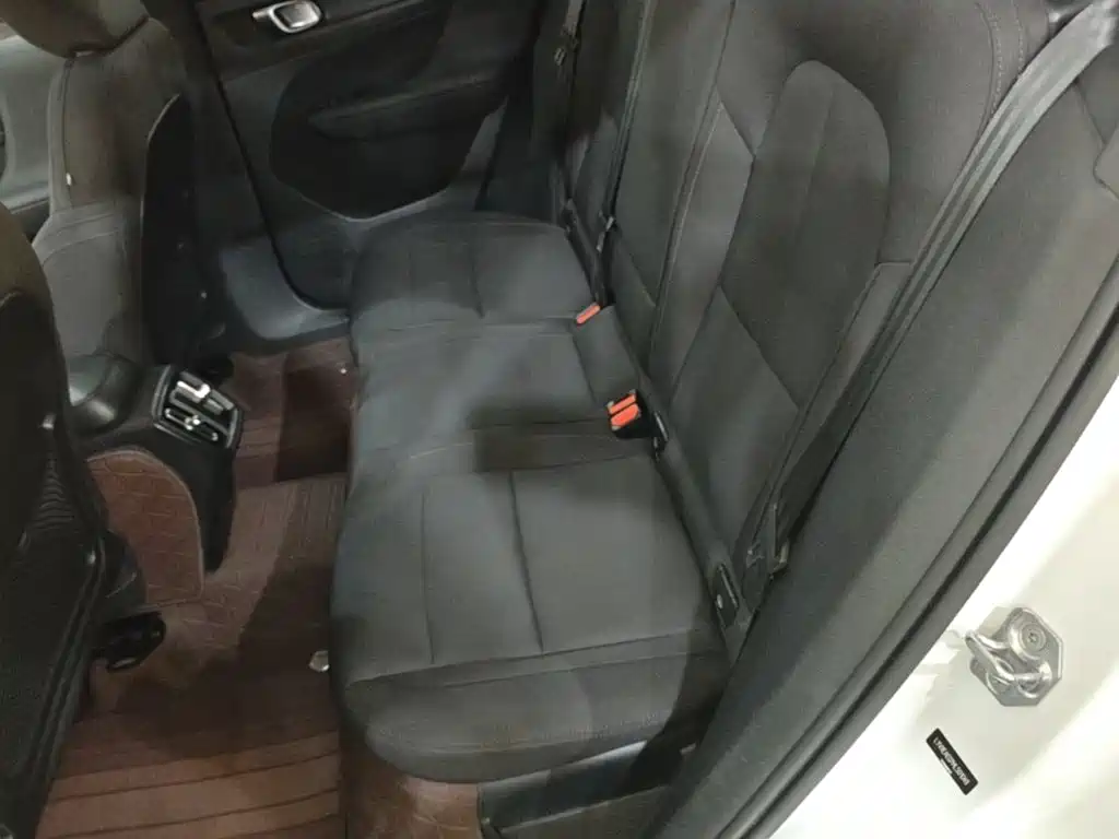 Volvo XC40 — фото 17