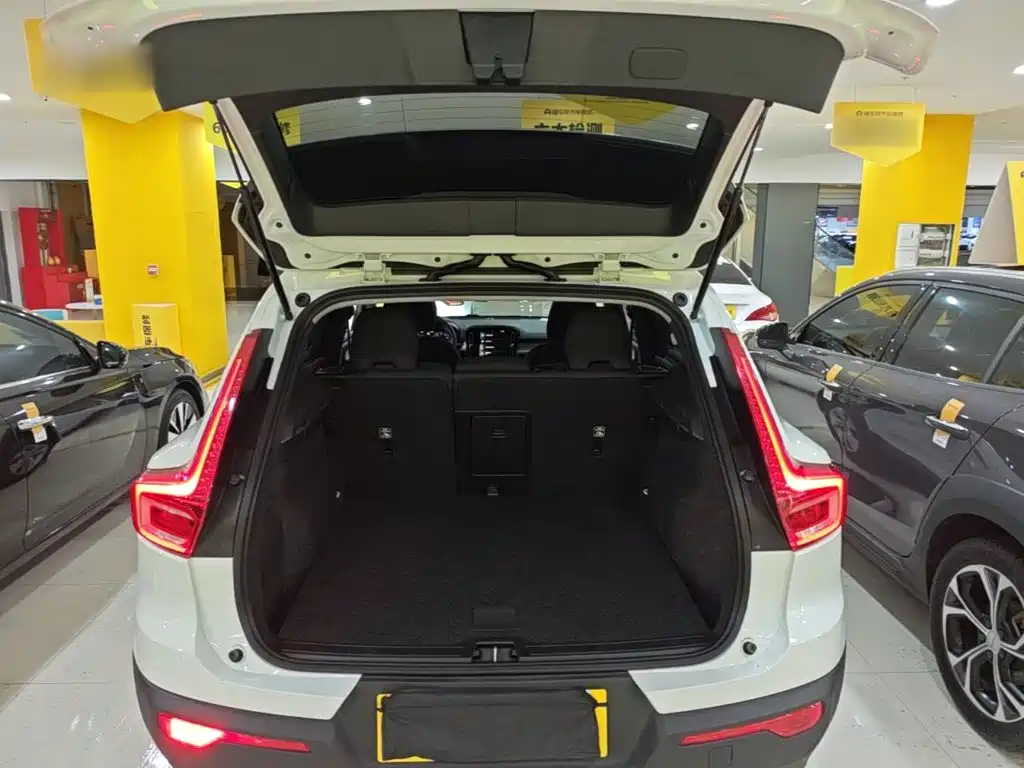 Volvo XC40 — фото 19