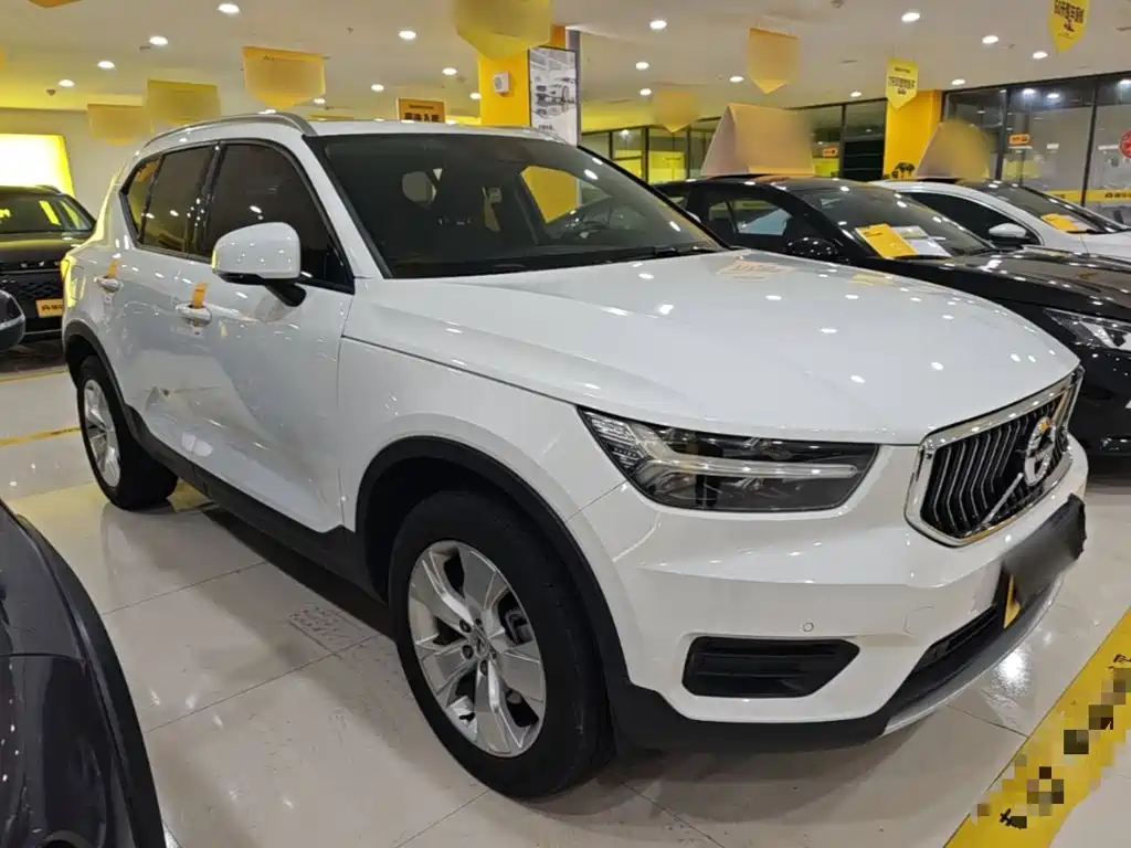 Volvo XC40 — фото 4