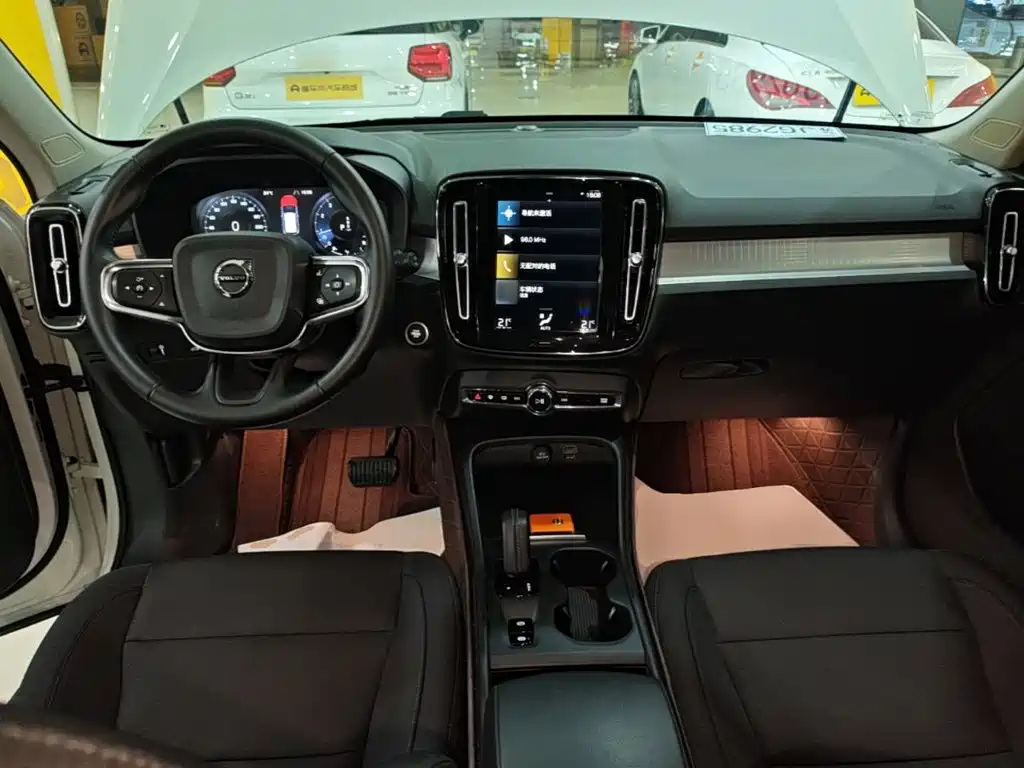 Volvo XC40 — фото 10