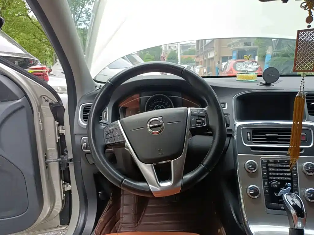Volvo S60 — фото 11