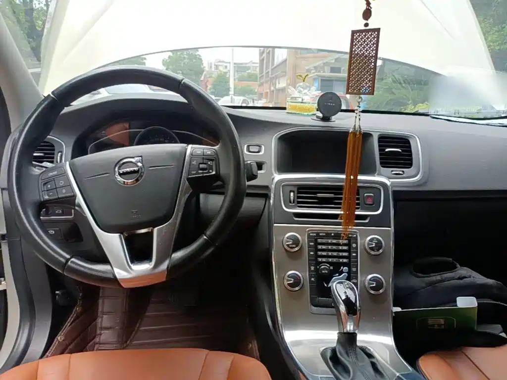 Volvo S60 — фото 10