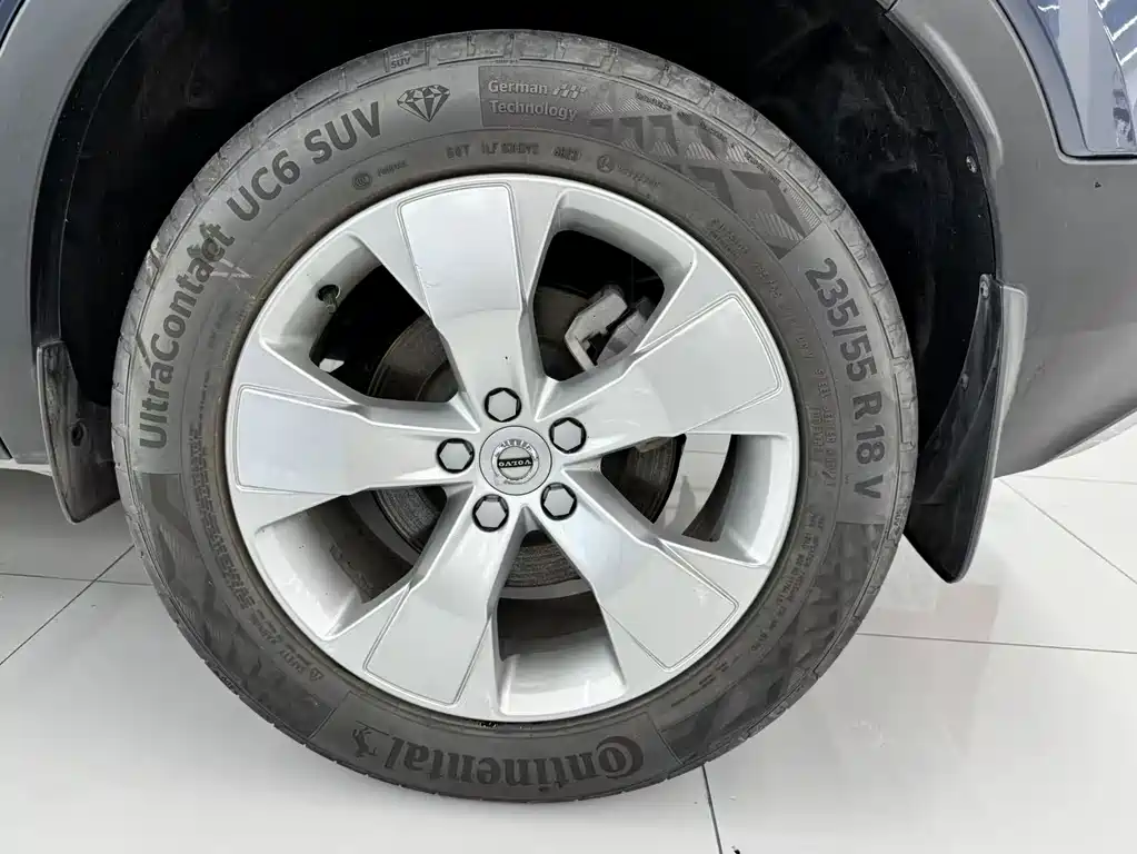 Volvo XC40 — фото 17
